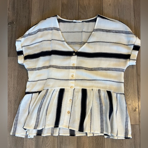Cute Flowy short sleeve shirt with bottom flare - Picture 1 of 3